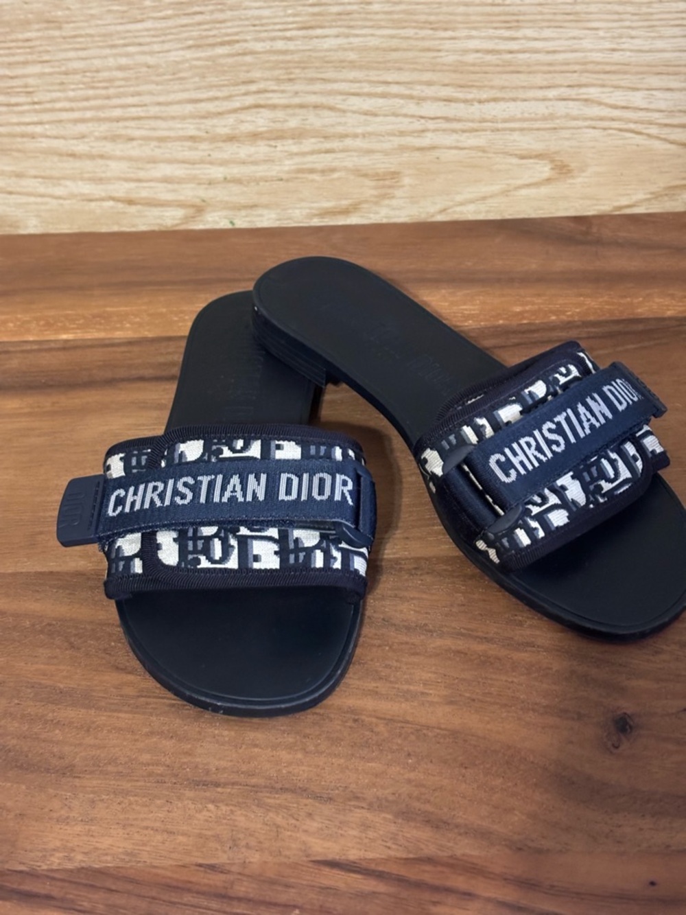 Dio(r)evolution Slide
Shiny Technical Fabric with Deep Blue Dior Oblique Print - Picture 4 of 11